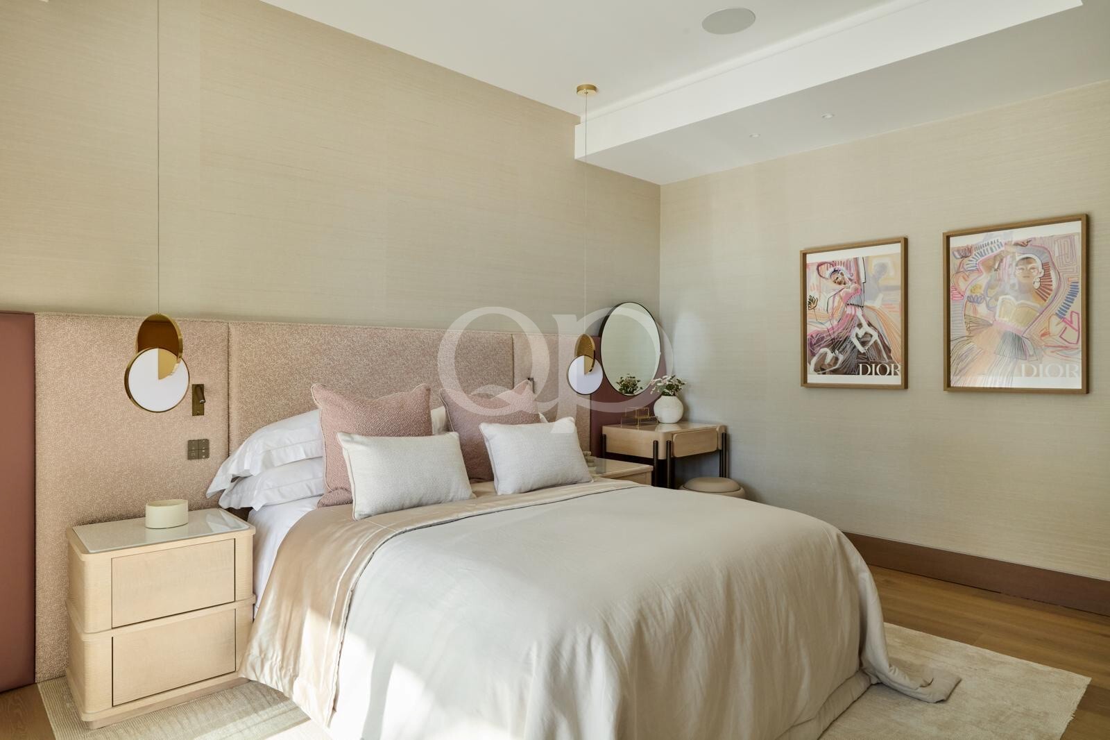 Chambre à coucher élégante à la décoration contemporaine
