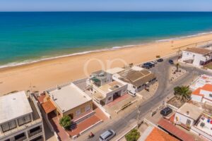 Moradia tranquila e sossegada à beira-mar, com vistas deslumbrantes sobre a praia