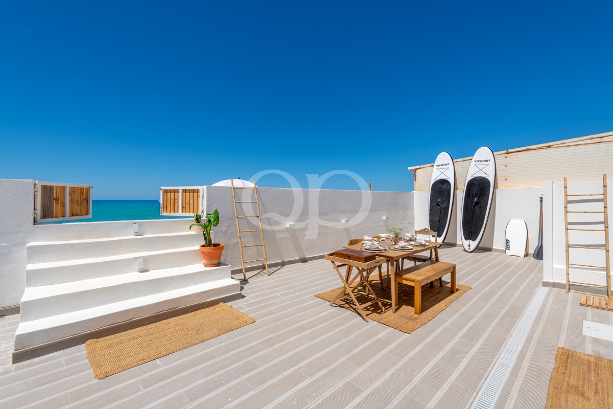 Terraço privado à beira-mar, banhado pelo sol, que proporciona uma vida de luxo à beira-mar