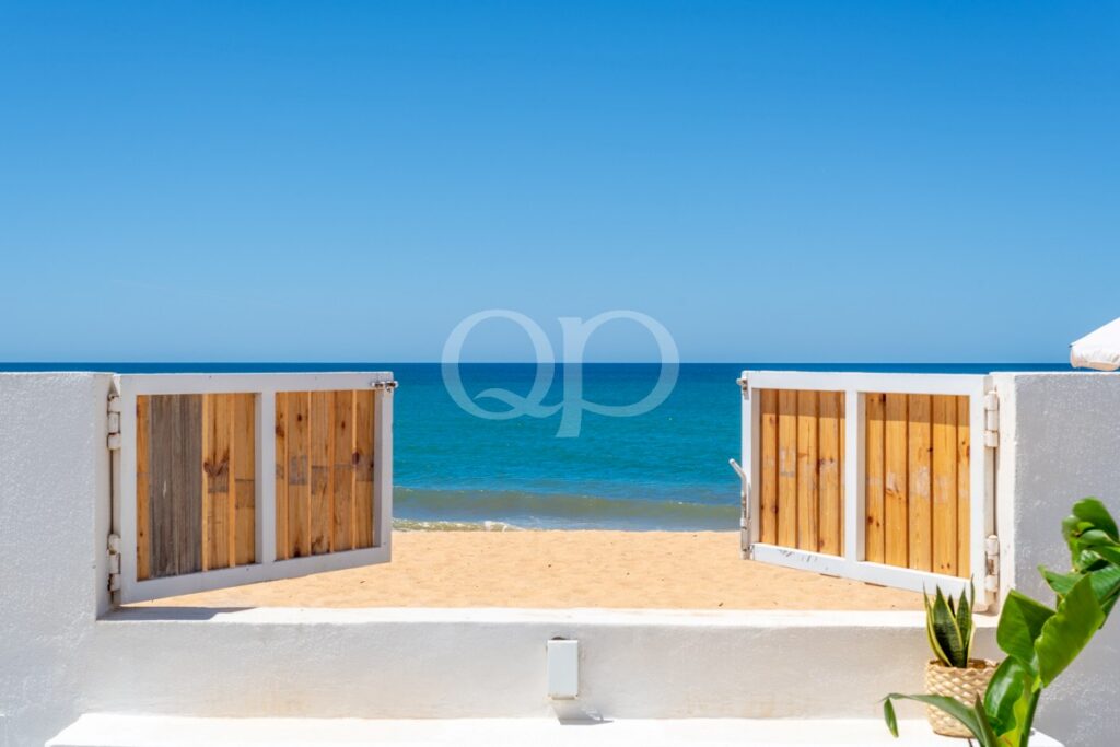 Moradia deslumbrante com vista direta para a praia, que oferece serenidade e um estilo de vida de luxo