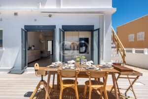 Magnífico terraço à beira-mar com acesso direto à área de lazer interior e exterior junto à praia