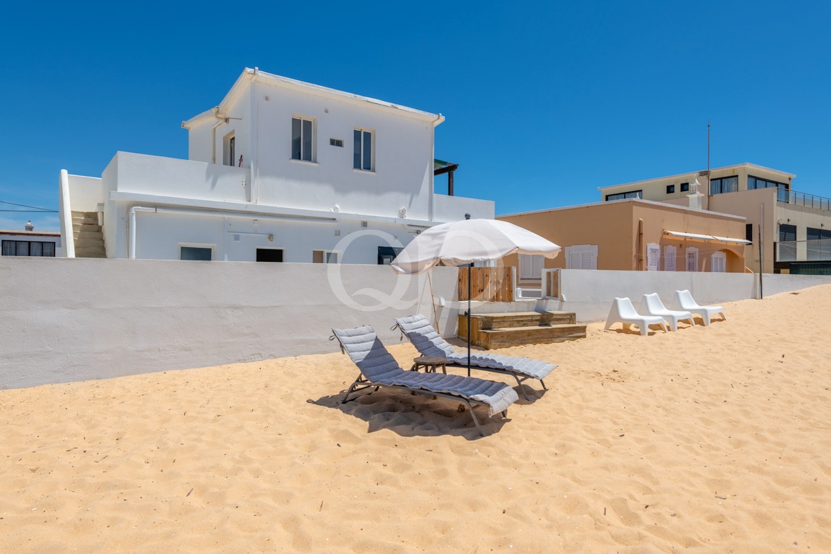 Villa moderna e luxuosa à beira-mar, com acesso direto a uma praia deslumbrante e tranquila, que proporciona privacidade