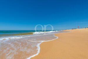 Vistas deslumbrantes e serenas sobre a praia a partir de uma luxuosa moradia à beira-mar na Ilha de Faro