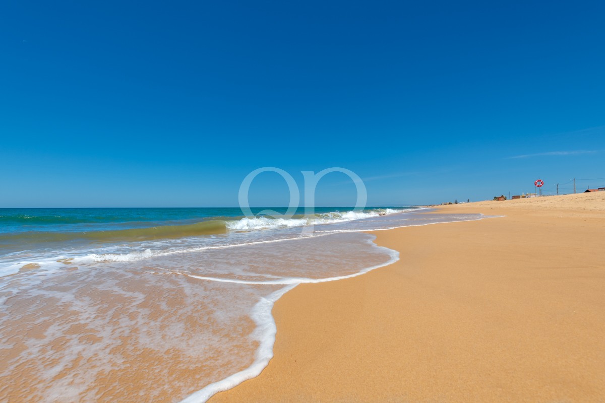 Vistas deslumbrantes e serenas sobre a praia a partir de uma luxuosa moradia à beira-mar na Ilha de Faro