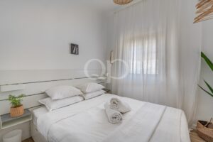 Quarto contemporâneo e tranquilo, com iluminação natural e acesso direto à orla marítima