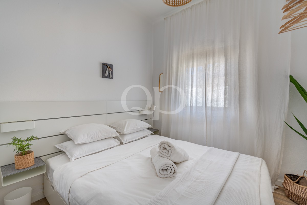 Quarto contemporâneo e tranquilo, com iluminação natural e acesso direto à orla marítima