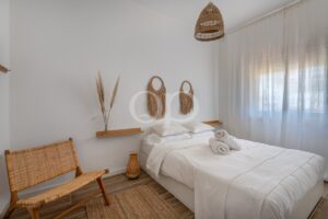 Quarto sereno e acolhedor, com soalho de madeira e iluminação natural