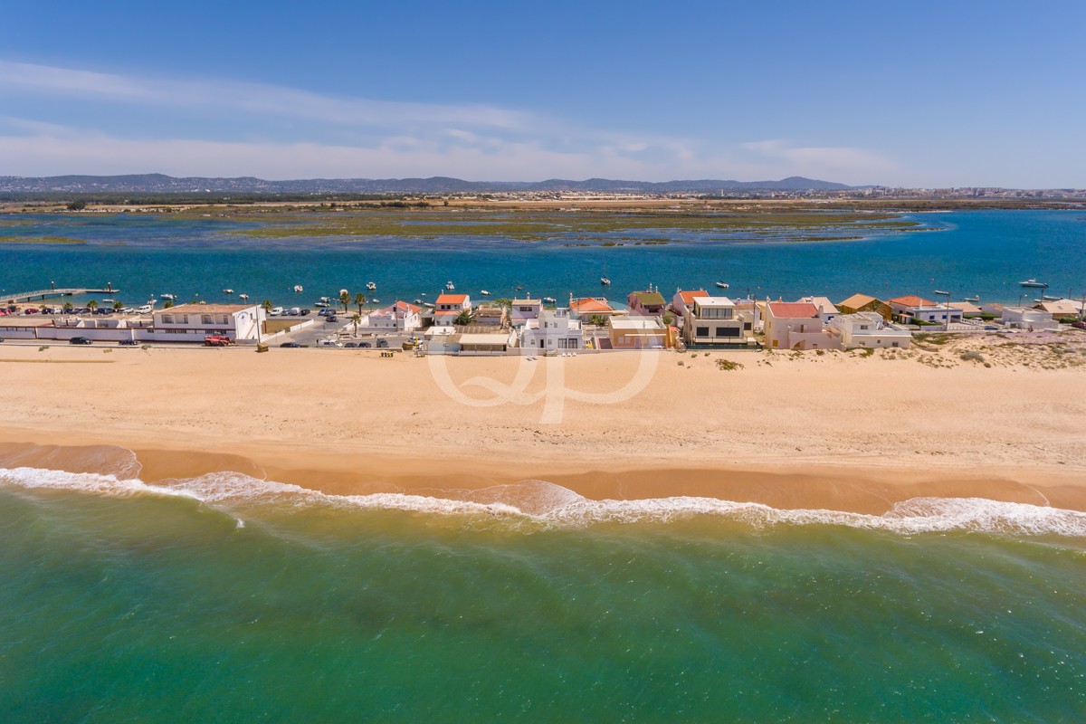 Imóvel deslumbrante à beira-mar com vistas panorâmicas sobre a costa, praias de areia e águas tranquilas de cor turquesa