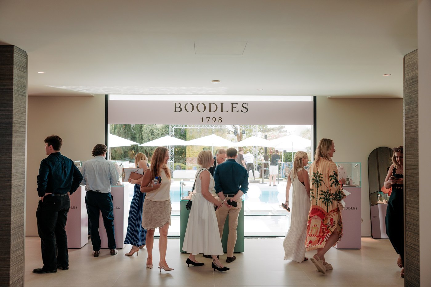 Das „Boodles“-Zimmer in der Villa, das auf die Terrasse und den dahinter liegenden Pool hinausgeht