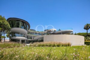 Exterior de uma moradia contemporânea com arquitetura curva