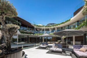Área exterior elegante com sofás e cadeirões