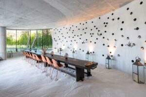 Sala de jantar com uma parede de destaque