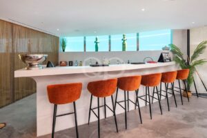 Área do bar com lugares no balcão