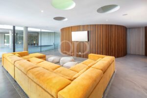 Sala de estar espaçosa com uma parede de destaque em madeira curvada