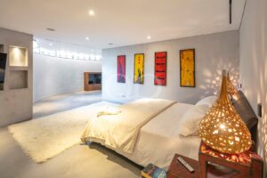 Quarto com obras de arte coloridas