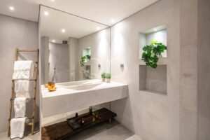 Casa de banho elegante com uma espaçosa zona de lavatório