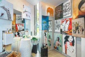 Casa de banho com obras de arte coloridas e marcantes