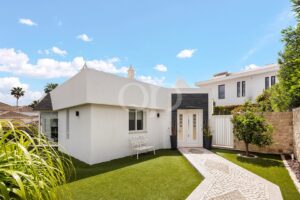 Elegante moradia térrea com piscina privada perto de Vale do Lobo, no Algarve - QP Savills