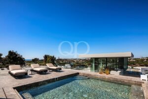 Área da piscina no terraço com espreguiçadeiras