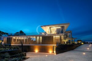 Exterior da moradia iluminado ao anoitecer