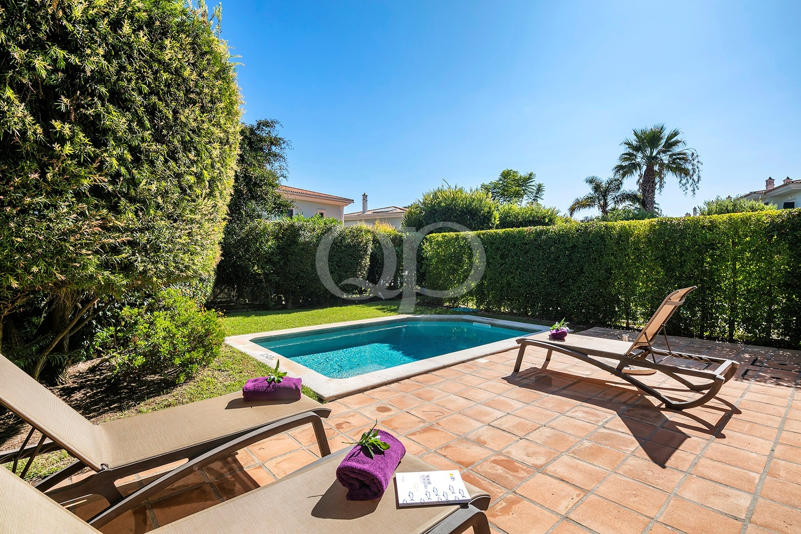 Piscina com terraço para banhos de sol e jardim maduro