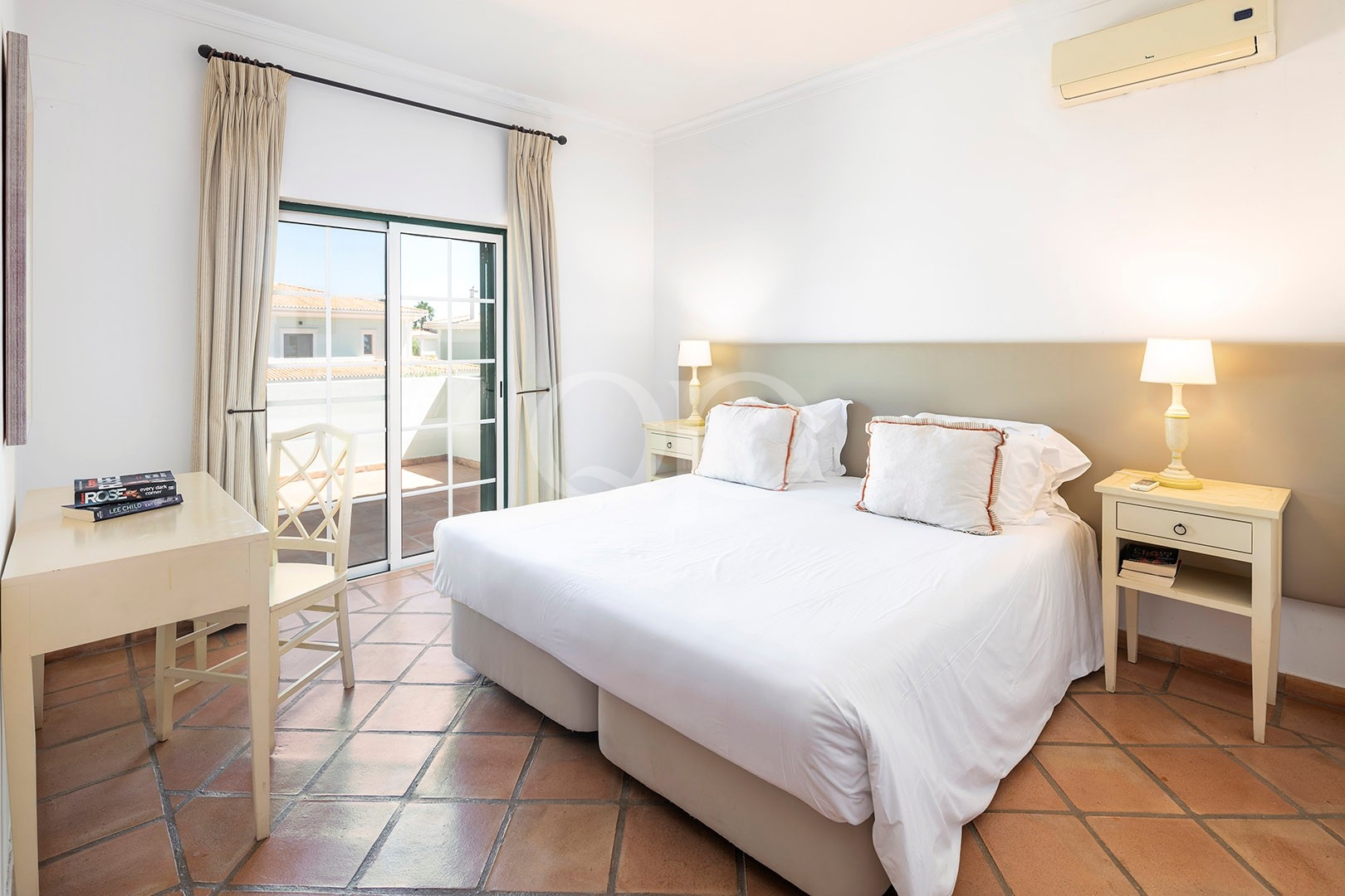 Quarto espaçoso com acesso ao terraço