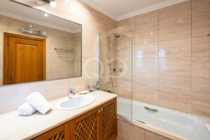Badezimmer mit Badewanne und Dusche
