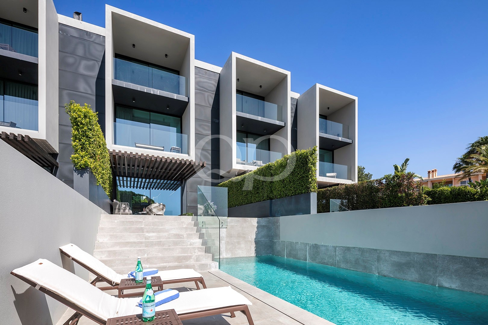 Modernes Reihenhaus mit Pool und Sonnenterrasse
