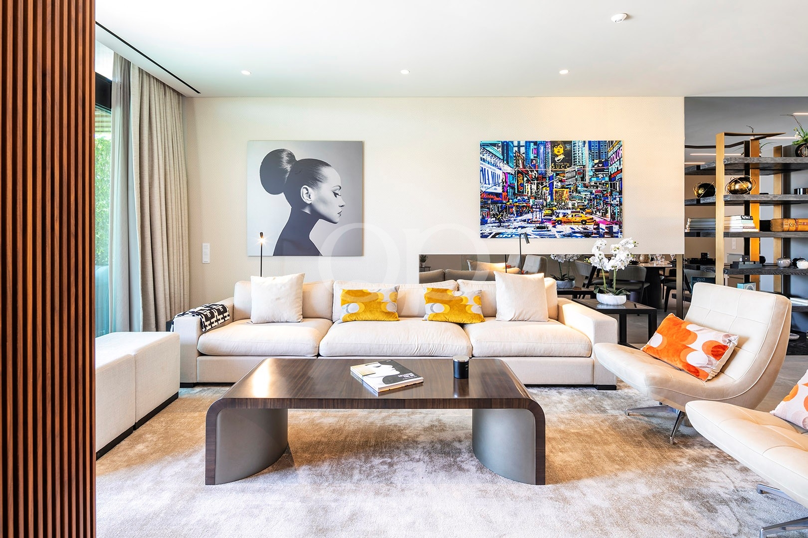 Stilvolles Wohnzimmer mit moderner Einrichtung