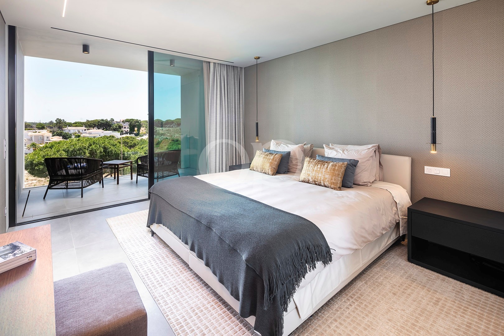 Schlafzimmer mit Zugang zum Balkon