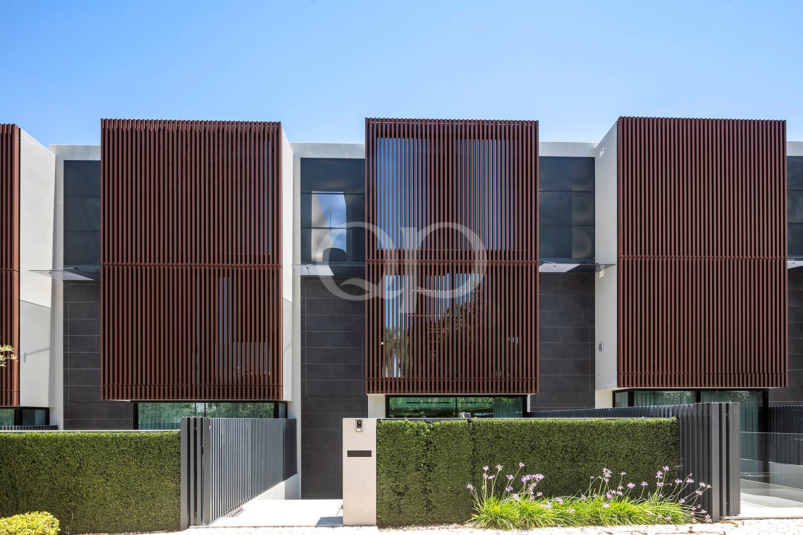 Modernes Stadthaus mit Holzdetails