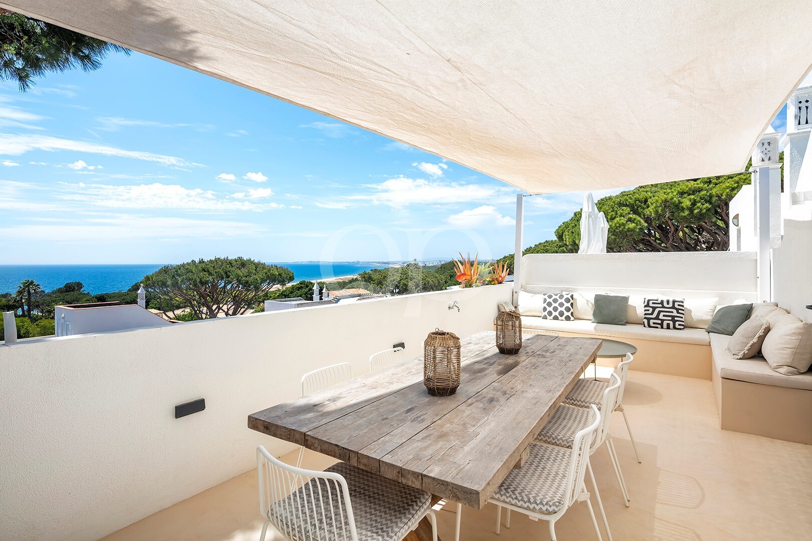 Read more about the article A recently renovated 3-Bedroom Townhouse with the most amazing Sea Views in Vale do Lobo