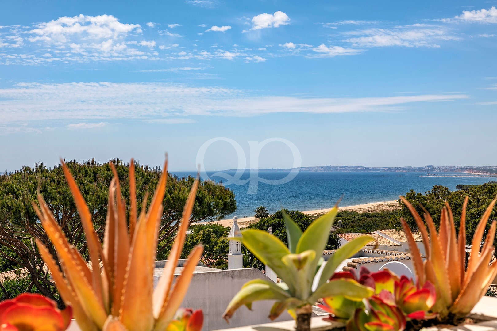 A recently renovated 3-Bedroom Townhouse with the most amazing Sea Views in Vale do Lobo - QP Savills