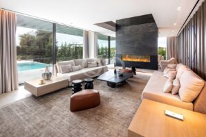 Sala de estar com lareira e vista para a piscina