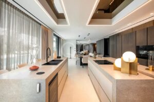 Cozinha moderna com ilha central e armários em madeira