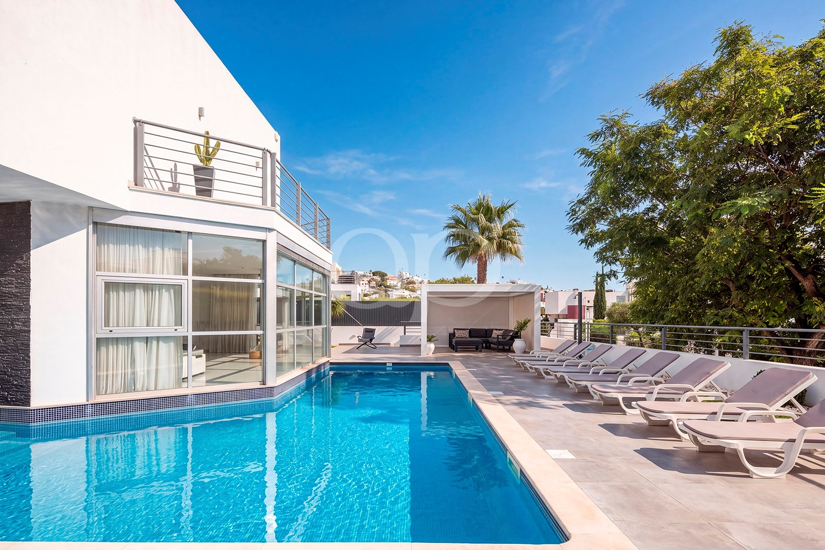 Privater Swimmingpool mit großzügiger Sonnenterrasse und Sitzgelegenheiten im Freien