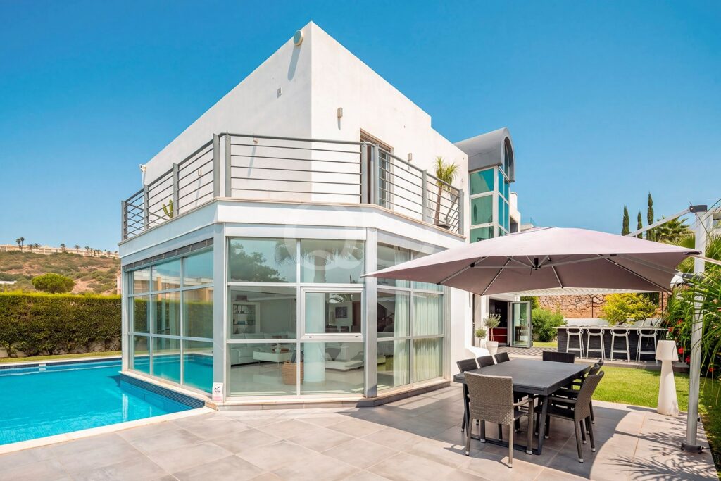 Moderne Villa an der Algarve mit privatem Pool und Terrasse zum Essen im Freien