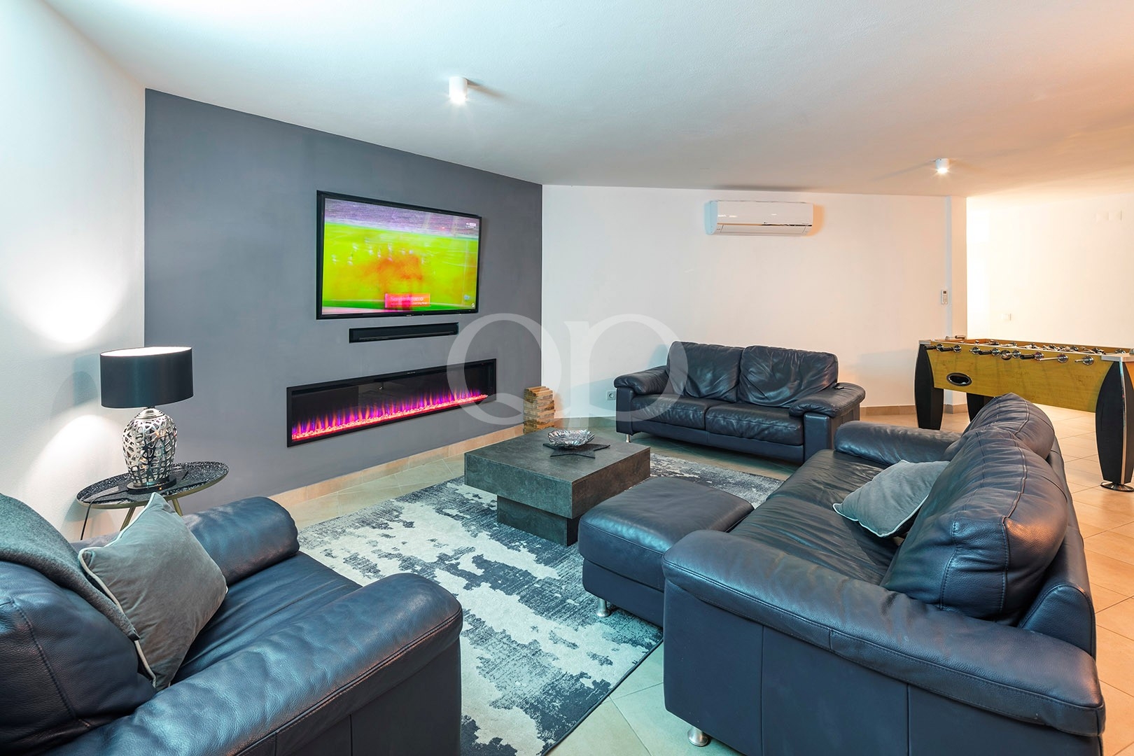 Geräumiges Wohnzimmer mit modernem Kamin und gemütlicher Sitzecke
