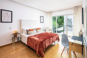 Geräumiges Schlafzimmer mit eigenem Balkon und viel Tageslicht
