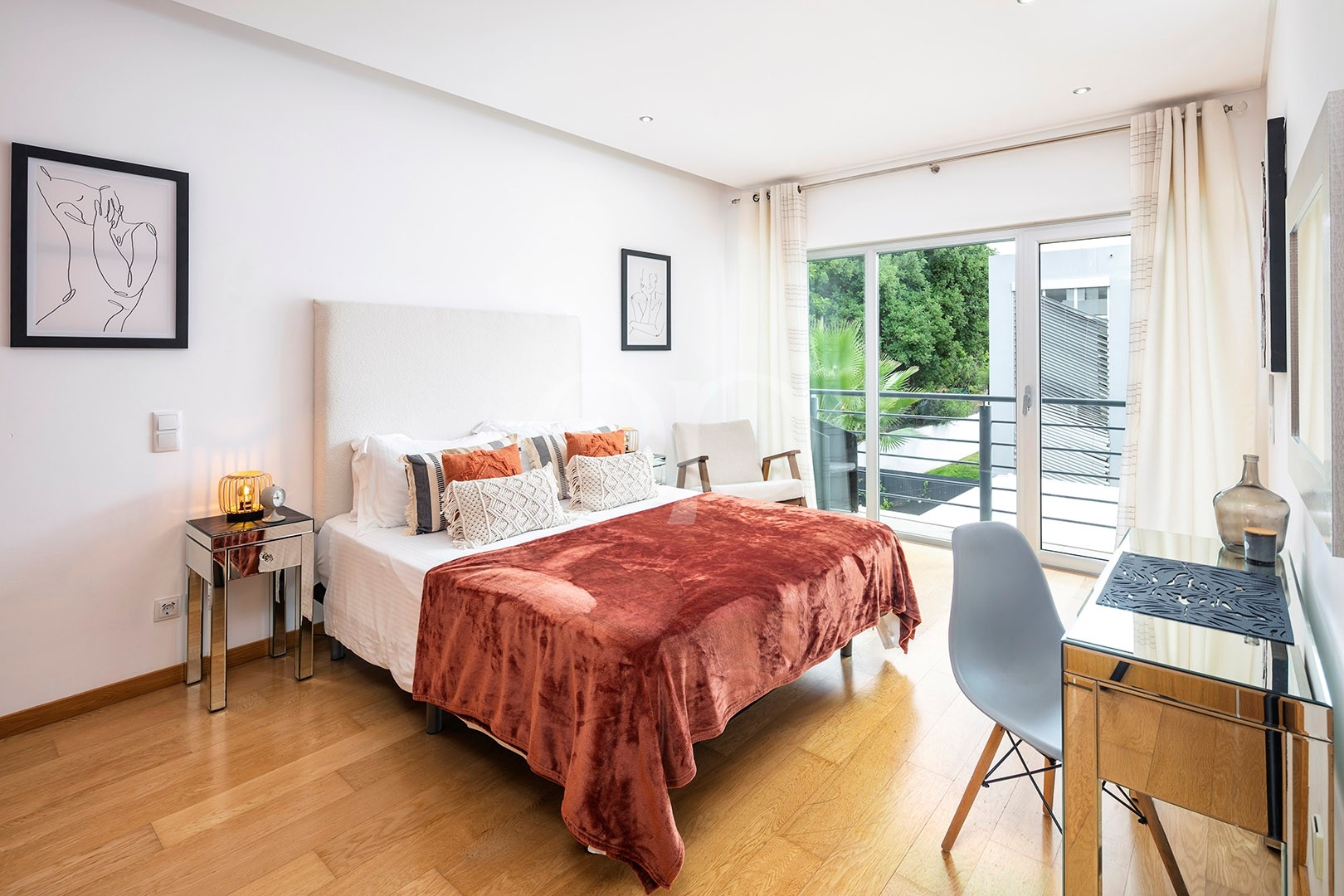 Geräumiges Schlafzimmer mit eigenem Balkon und viel Tageslicht