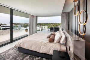 Quarto com janelas do chão ao teto e vistas panorâmicas