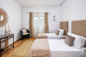 Helles Zweibettzimmer mit Zugang zur Terrasse und komfortabler Einrichtung