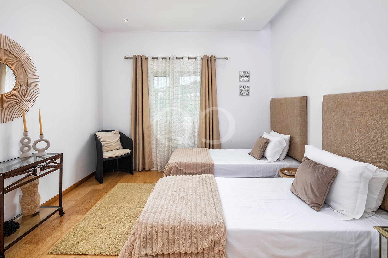 Helles Zweibettzimmer mit Zugang zur Terrasse und komfortabler Einrichtung