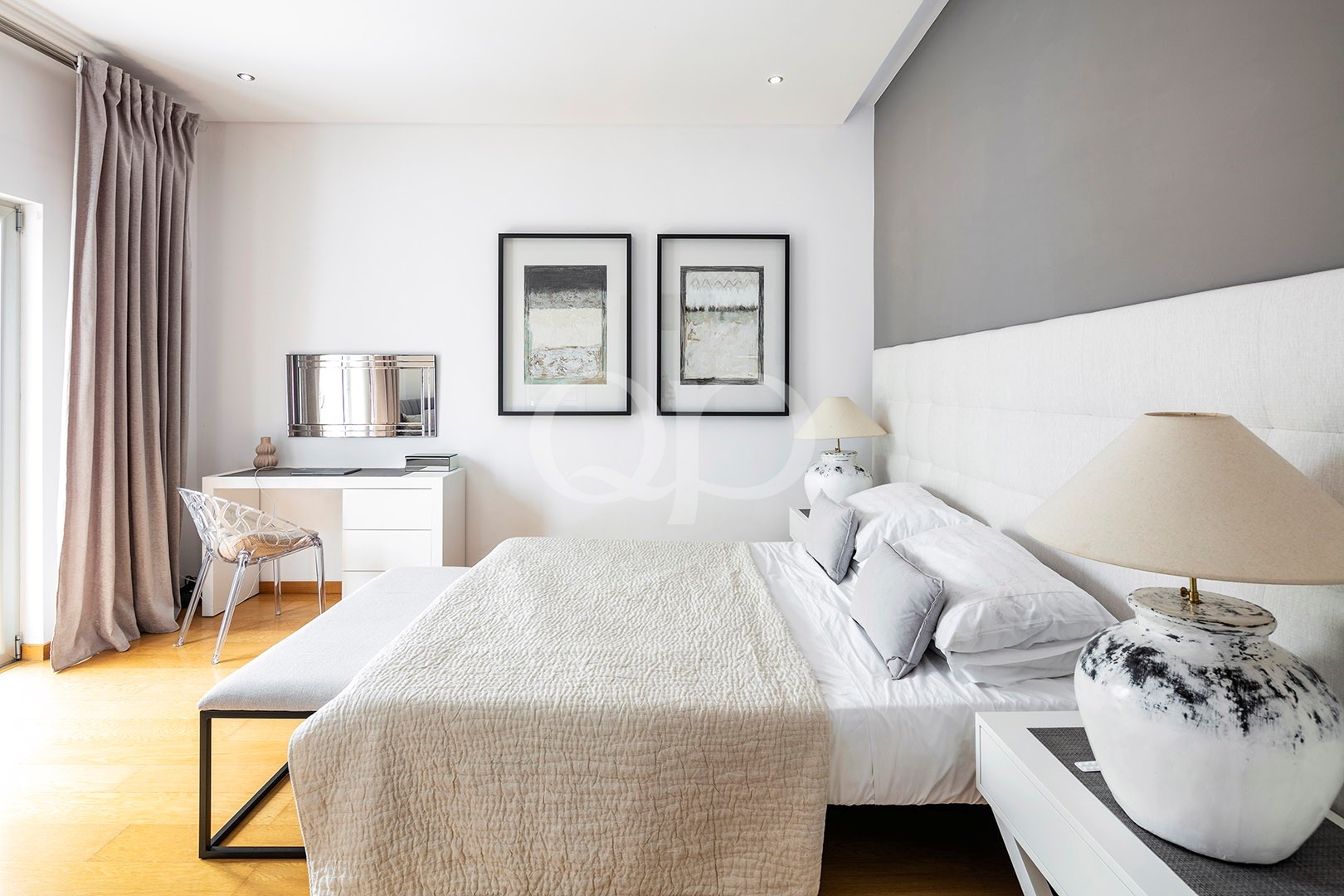 Helles Schlafzimmer mit moderner Einrichtung und zeitgemäßen dekorativen Details