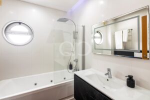 Modernes Badezimmer mit Badewanne, Dusche und einem zeitgemäßen Waschtisch