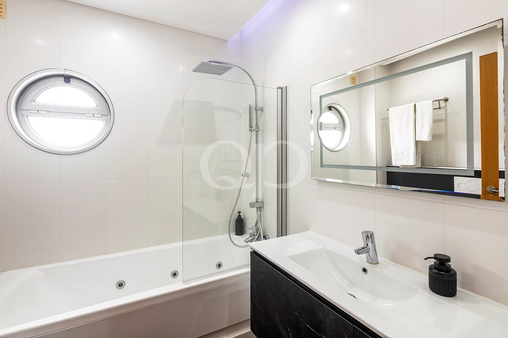 Modernes Badezimmer mit Badewanne, Dusche und einem zeitgemäßen Waschtisch