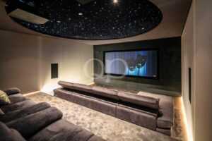 Sala de cinema com ecrã grande e assentos dispostos em degraus
