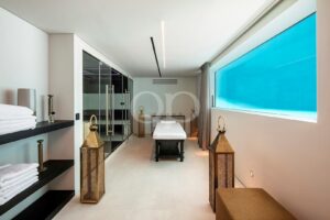 Sala de massagens com marquesa de tratamento