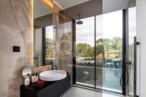 Casa de banho moderna com vista para o exterior