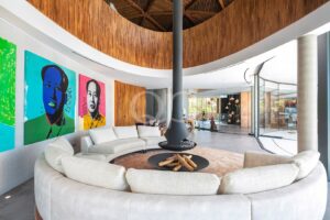 Sala de estar circular com lareira central